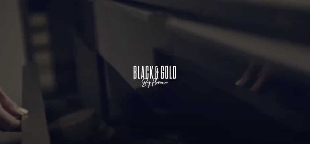 Ecran noir avec le texte Black and Gold by Florence au milieu