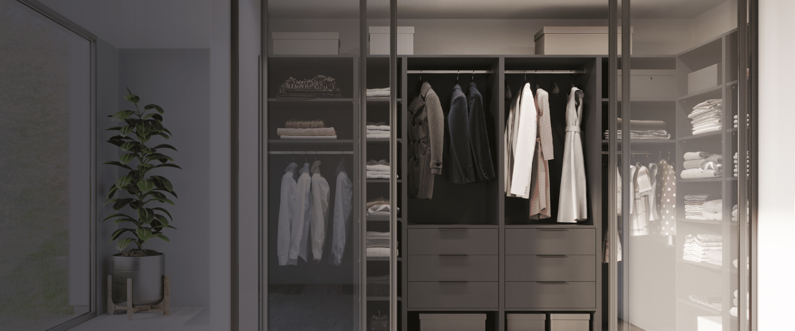 Un dressing noir avec des vêtements suspendus à l'intérieur