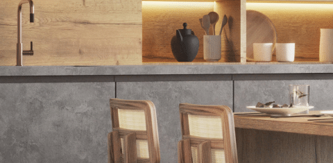 Un zoom dans une cuisine grise et bois avec une niche murale éclairée