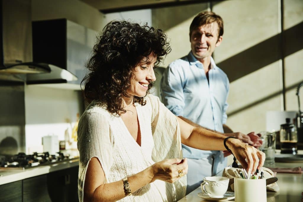 Un couple qui cuisine ensemble