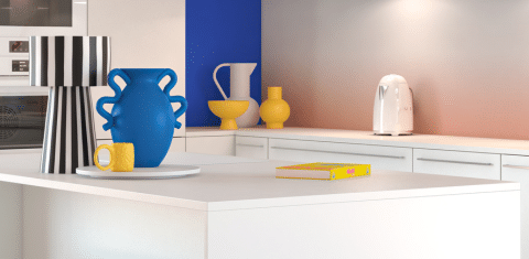 Zoom dans une cuisine blanche avec des objets de déco jaune et bleu