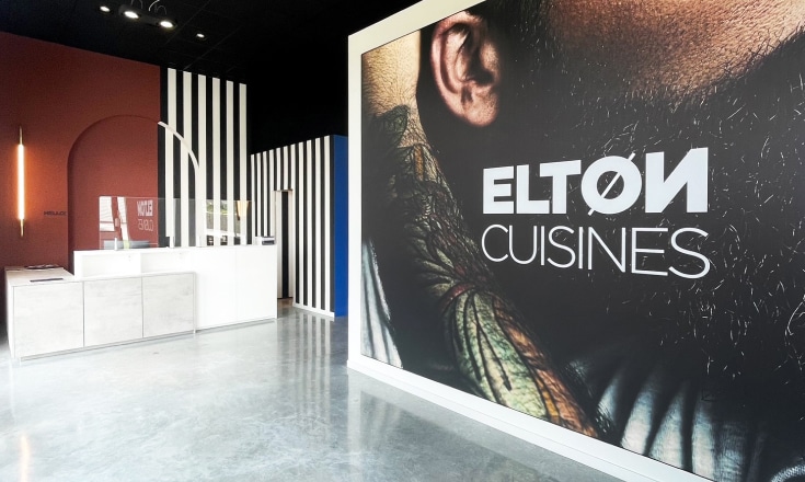 Entrée d'un magasin avec le logo Elton sur une grande affiche