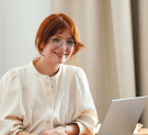 Personal kitchener chez Elton (architecte cuisiniste), femme souriante aux cheveux roux