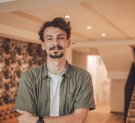 Personal kitchener chez Elton (architecte cuisiniste), homme souriante aux cheveux bouclés