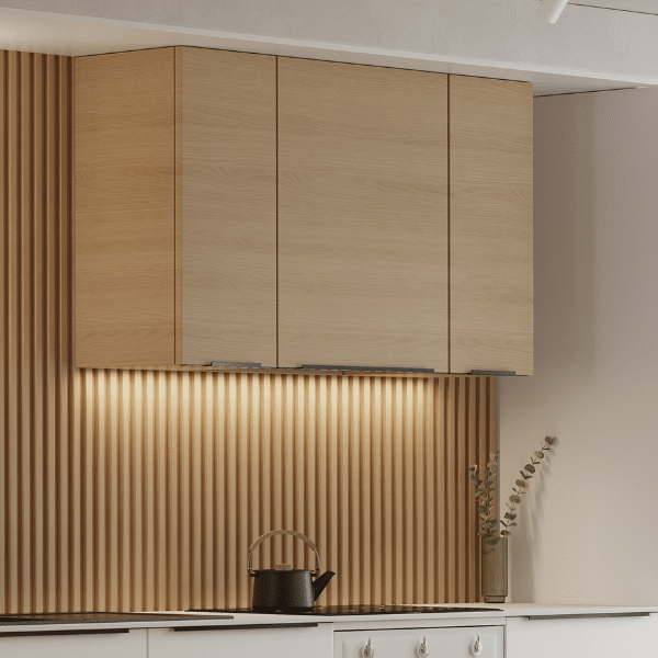 Meuble suspendu dans une cuisine blanche et bois au-dessus de la plaque de cuisson