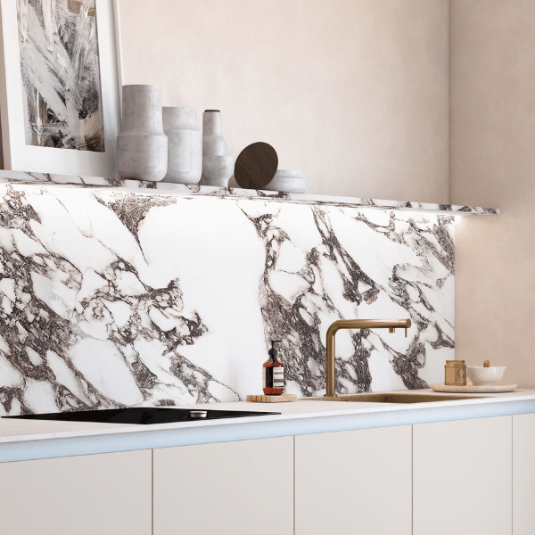 Crédence en marbre blanc dans une cuisine beige