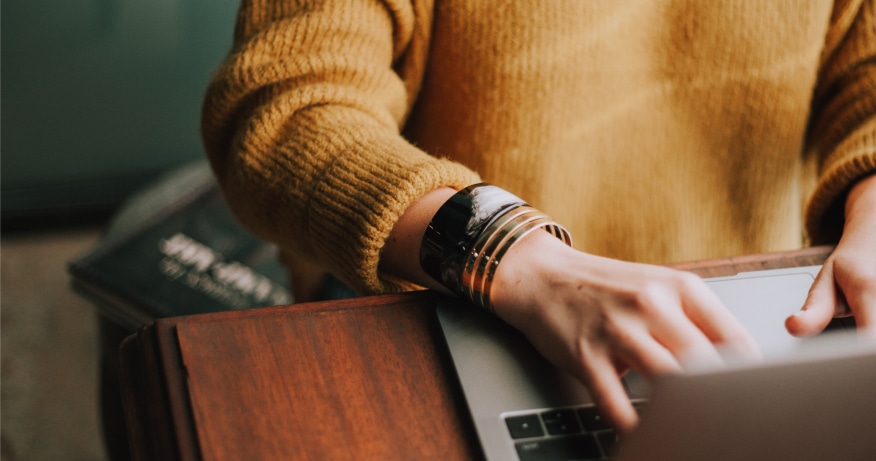 Bras d'une personne avec des bracelets