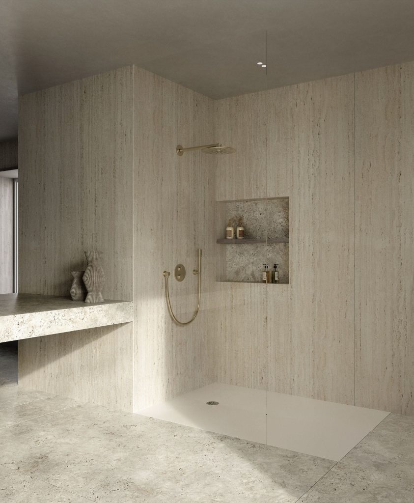 Une douche italienne dans une salle de bain moderne