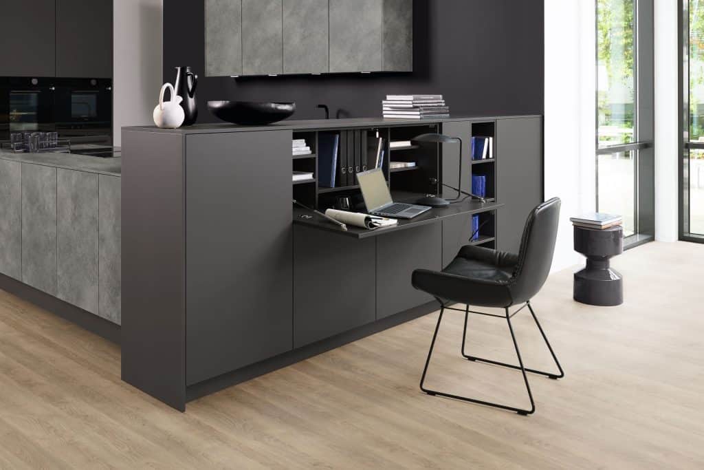 Un bureau moderne noir avec une chaise noire