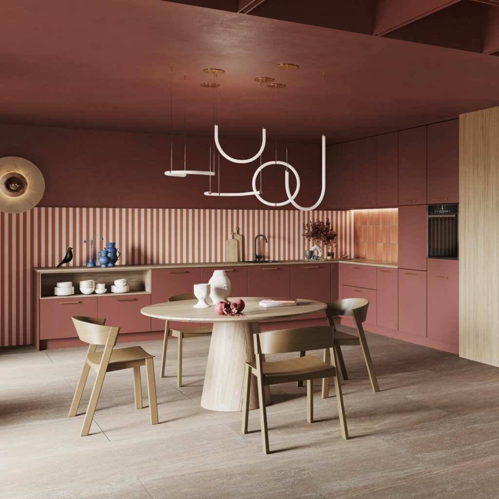 Cuisine terracotta avec une table en bois arrondie et 4 chaises autour