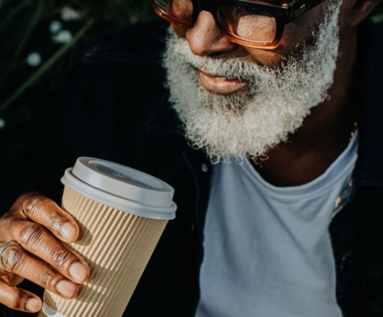 Un homme qui boit son café