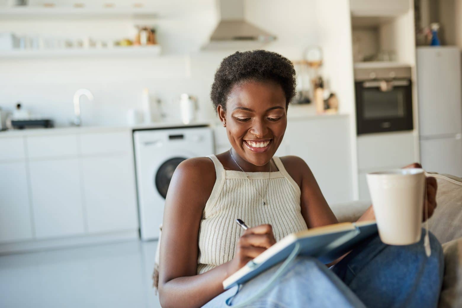 Une femme qui dessine en souriant