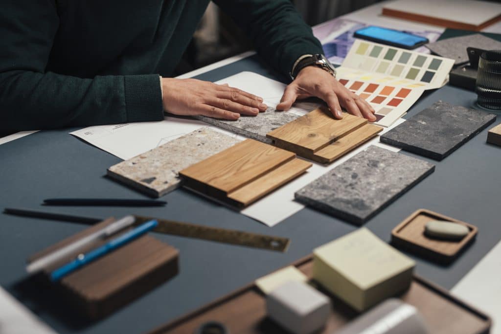 Une personne qui travaille avec des matériaux sur une table