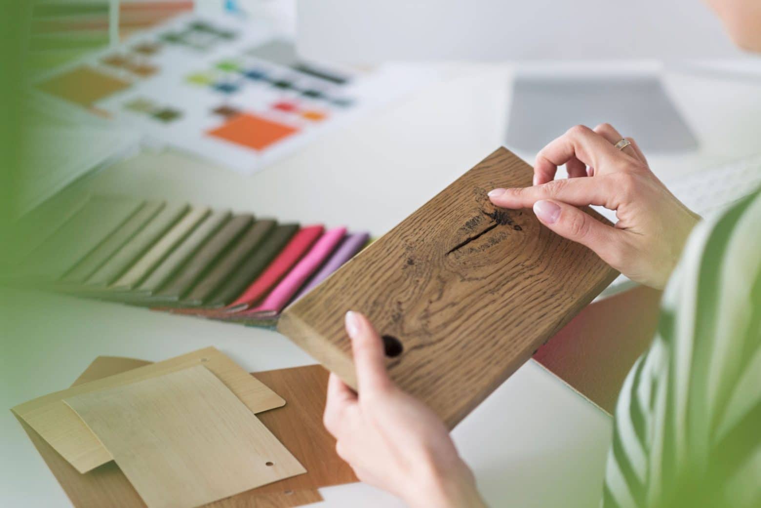 Une personne qui tient une planche en bois