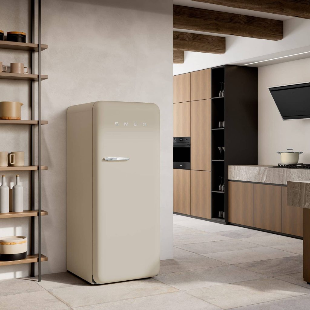 Frigo beige SMEG contre un mur gris